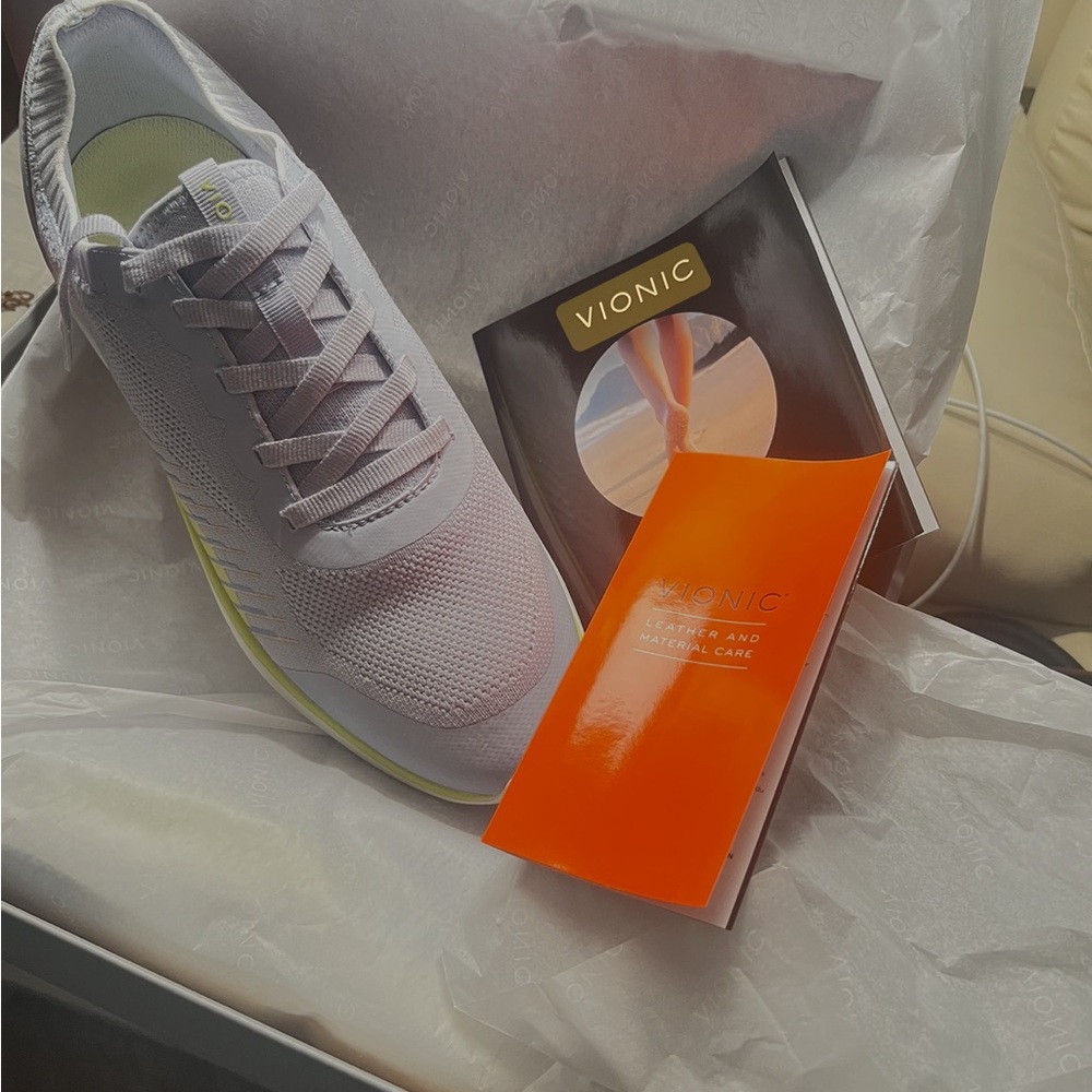 NEW VIONIC SNEAKERS  sizes 9 medium